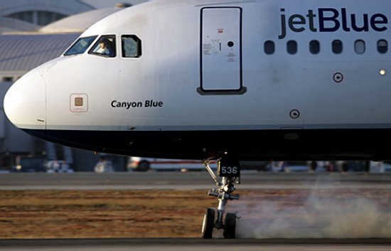 JetBlue A320 with its nose landing gear jammed