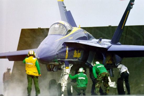 Canted vertical stabilizers on the F-18