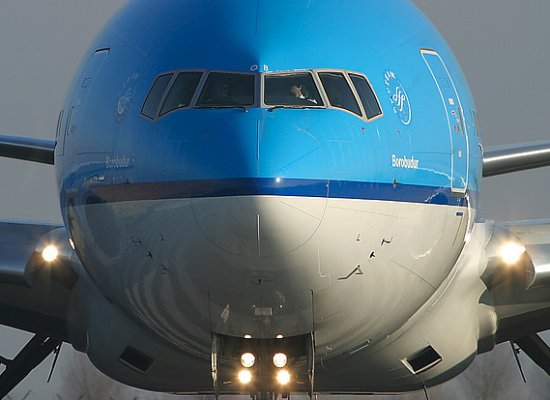 Taxi, landing, and turnoff lights visible on the Boeing 777