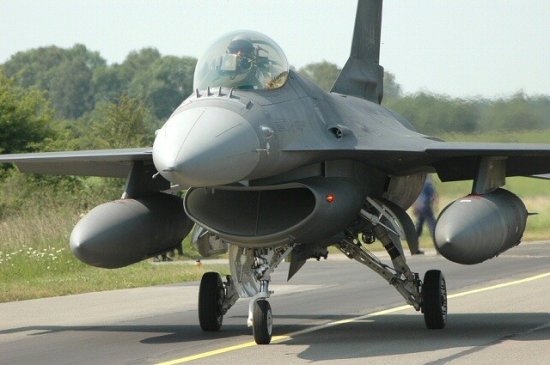 F-16 with four antennas in front of the cockpit canopy